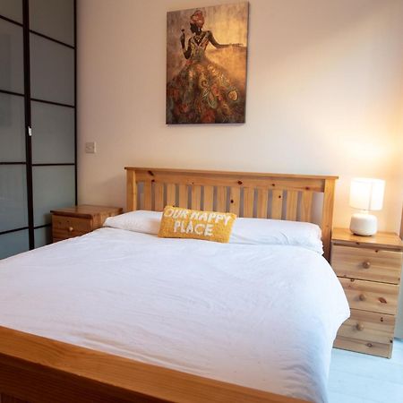 Two-Bedroom Luxury Apartment With Workspace, Free Secure Parking & Coffee Birmingham Exteriör bild