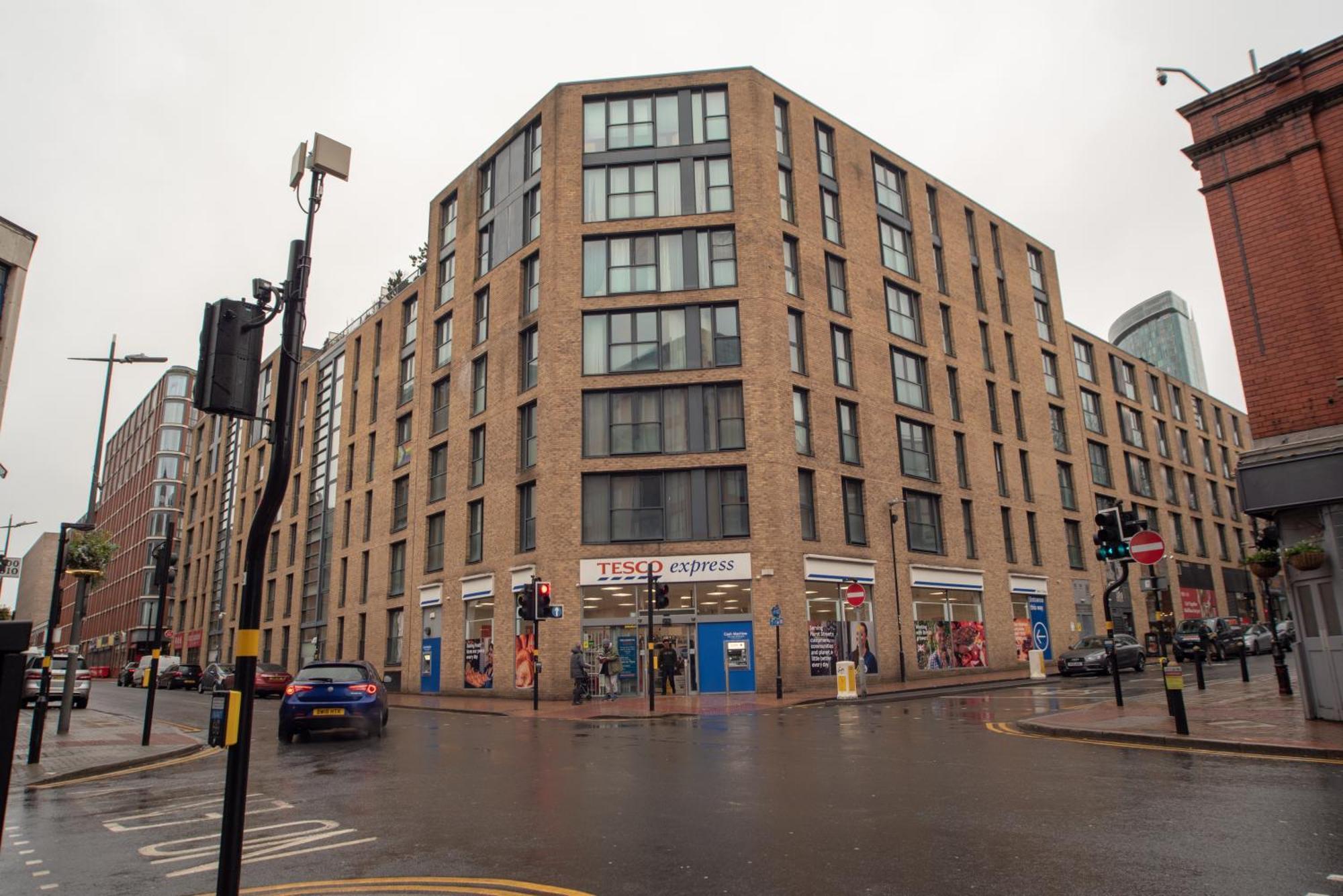 Two-Bedroom Luxury Apartment With Workspace, Free Secure Parking & Coffee Birmingham Exteriör bild