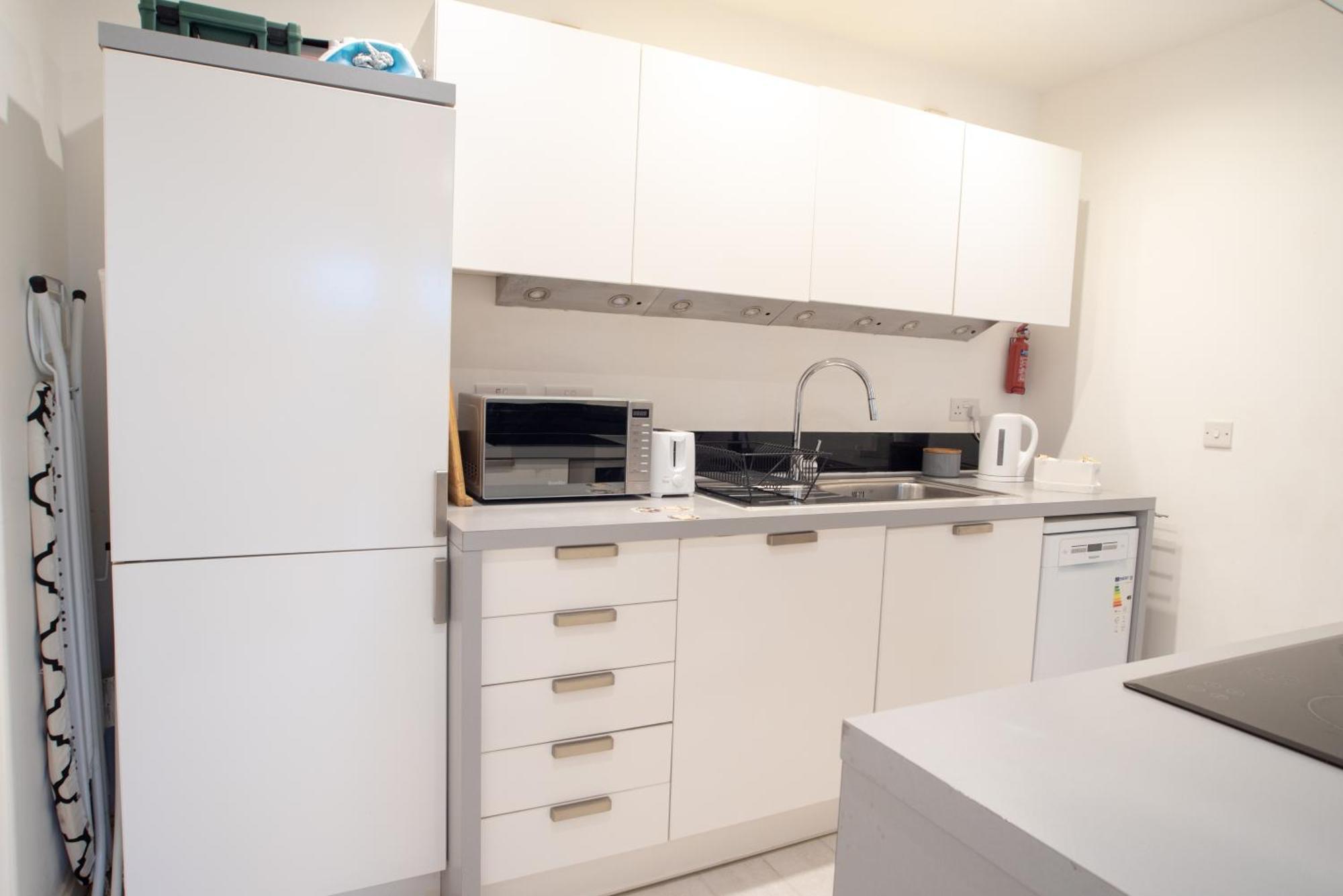 Two-Bedroom Luxury Apartment With Workspace, Free Secure Parking & Coffee Birmingham Exteriör bild