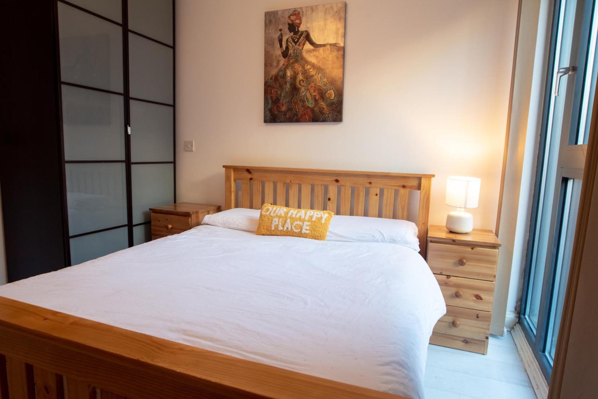 Two-Bedroom Luxury Apartment With Workspace, Free Secure Parking & Coffee Birmingham Exteriör bild