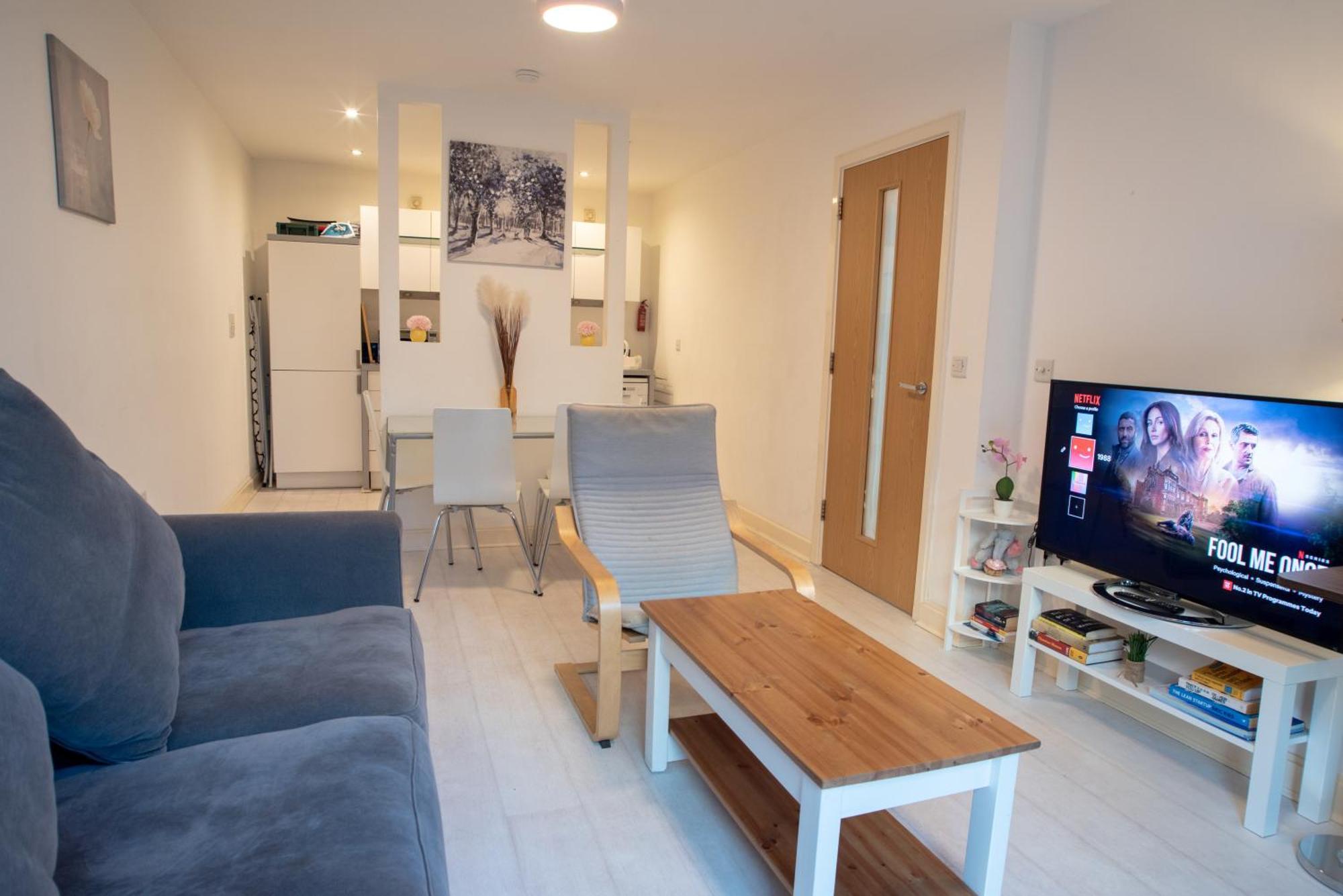 Two-Bedroom Luxury Apartment With Workspace, Free Secure Parking & Coffee Birmingham Exteriör bild