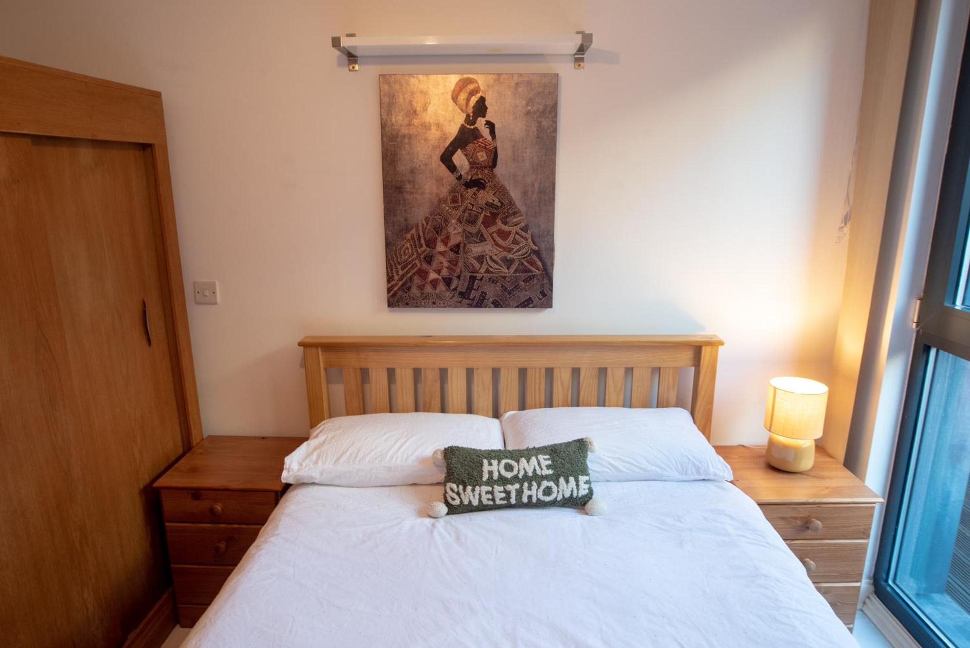 Two-Bedroom Luxury Apartment With Workspace, Free Secure Parking & Coffee Birmingham Exteriör bild