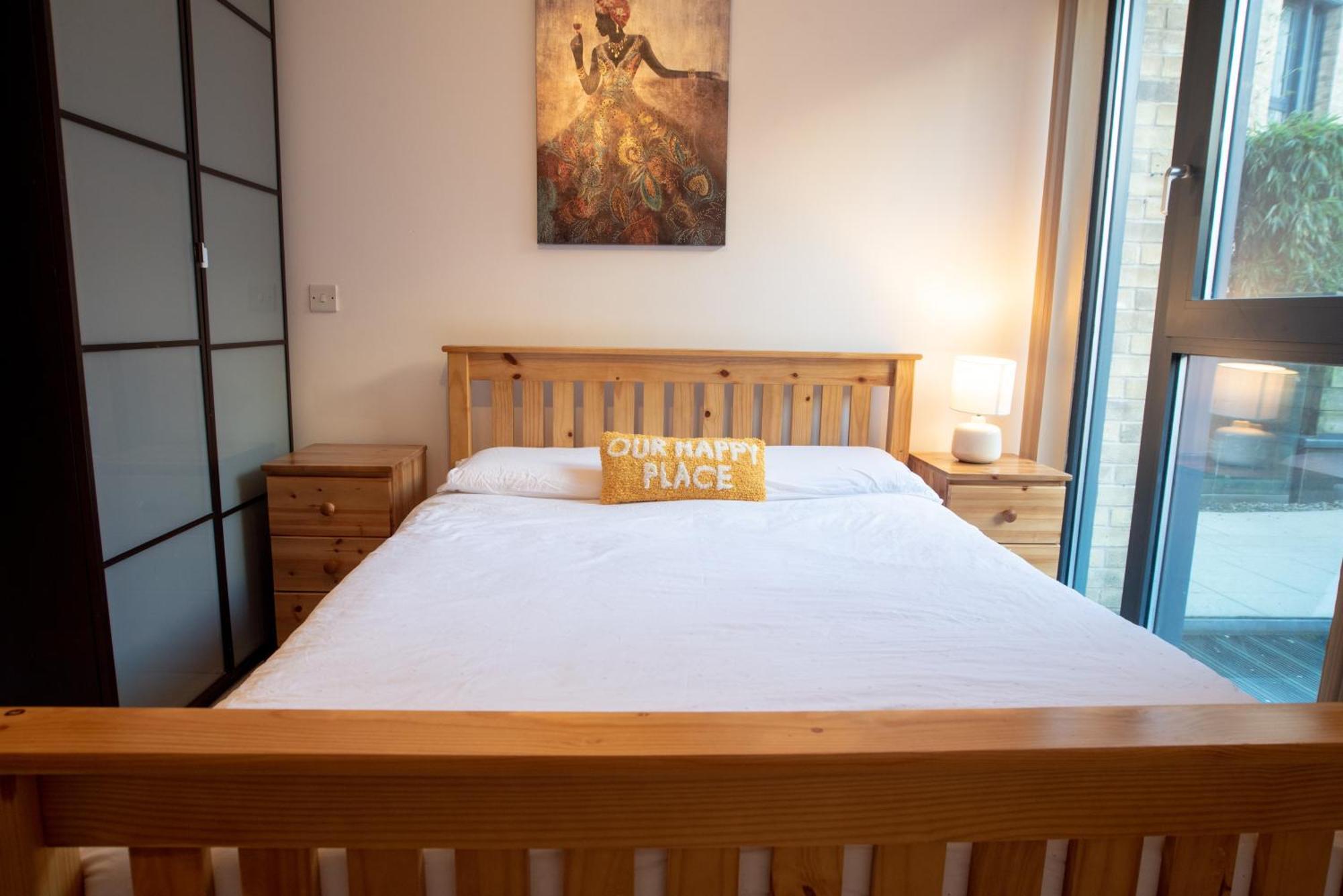 Two-Bedroom Luxury Apartment With Workspace, Free Secure Parking & Coffee Birmingham Exteriör bild