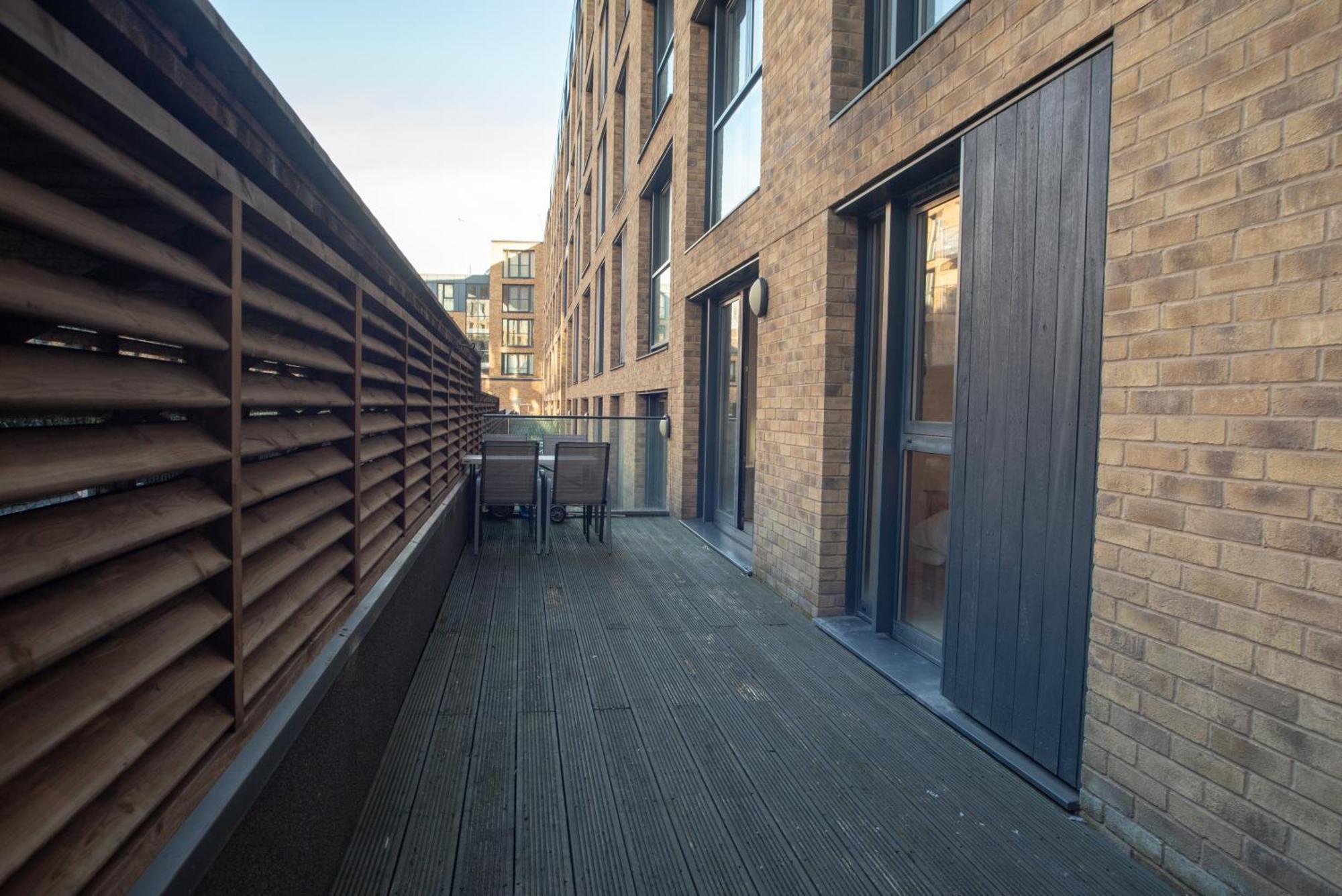 Two-Bedroom Luxury Apartment With Workspace, Free Secure Parking & Coffee Birmingham Exteriör bild