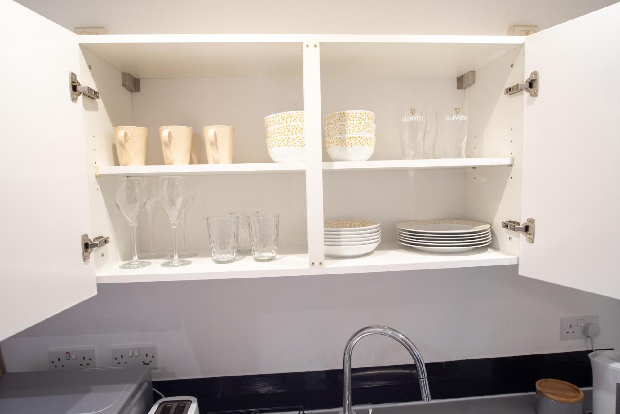 Two-Bedroom Luxury Apartment With Workspace, Free Secure Parking & Coffee Birmingham Exteriör bild