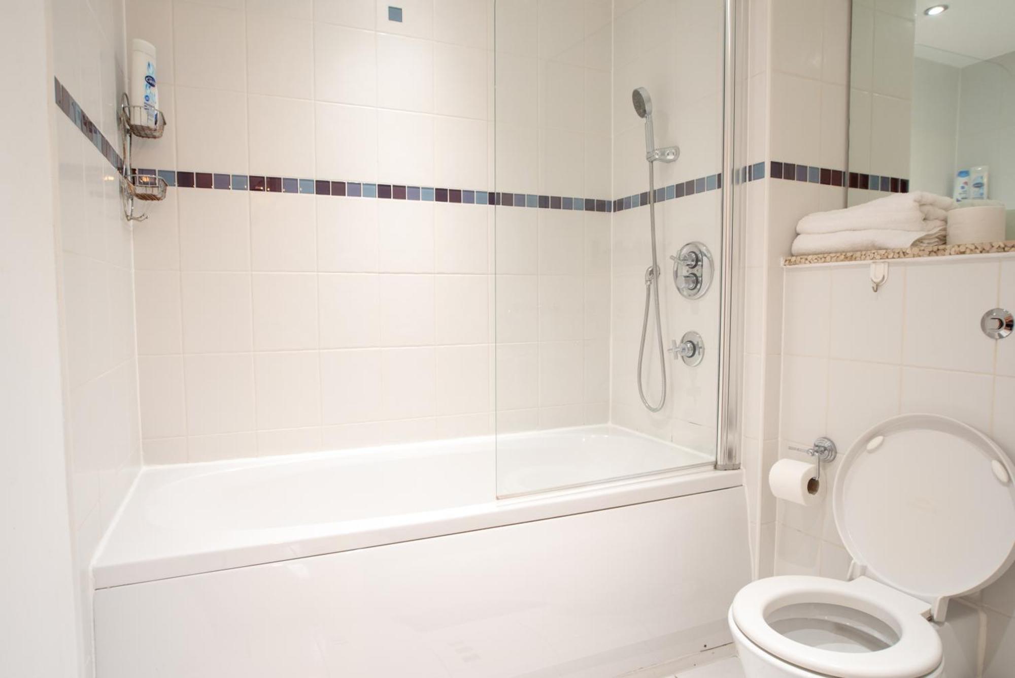 Two-Bedroom Luxury Apartment With Workspace, Free Secure Parking & Coffee Birmingham Exteriör bild