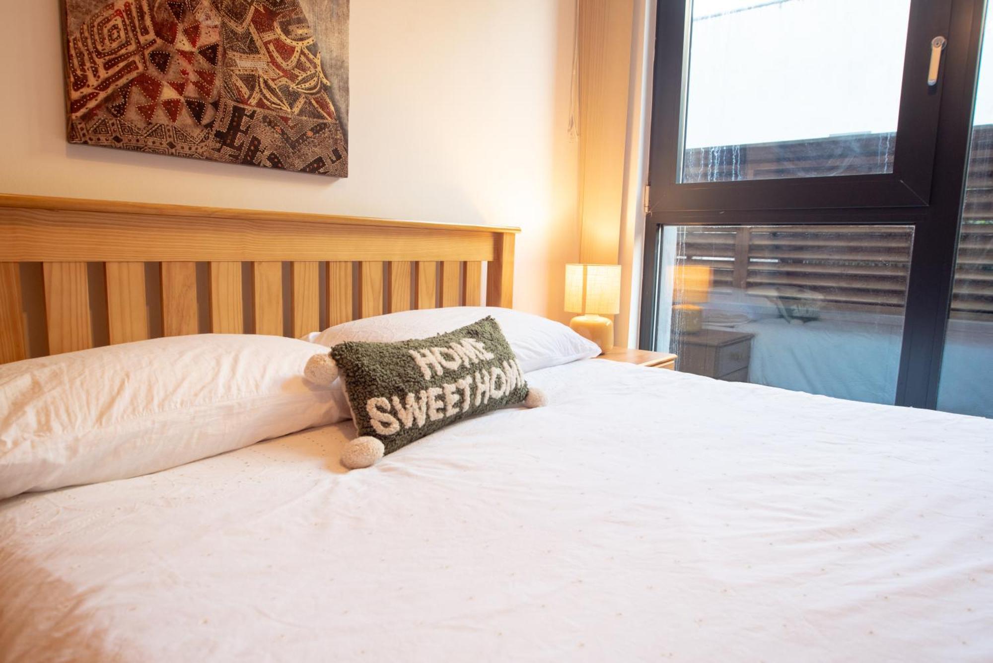 Two-Bedroom Luxury Apartment With Workspace, Free Secure Parking & Coffee Birmingham Exteriör bild