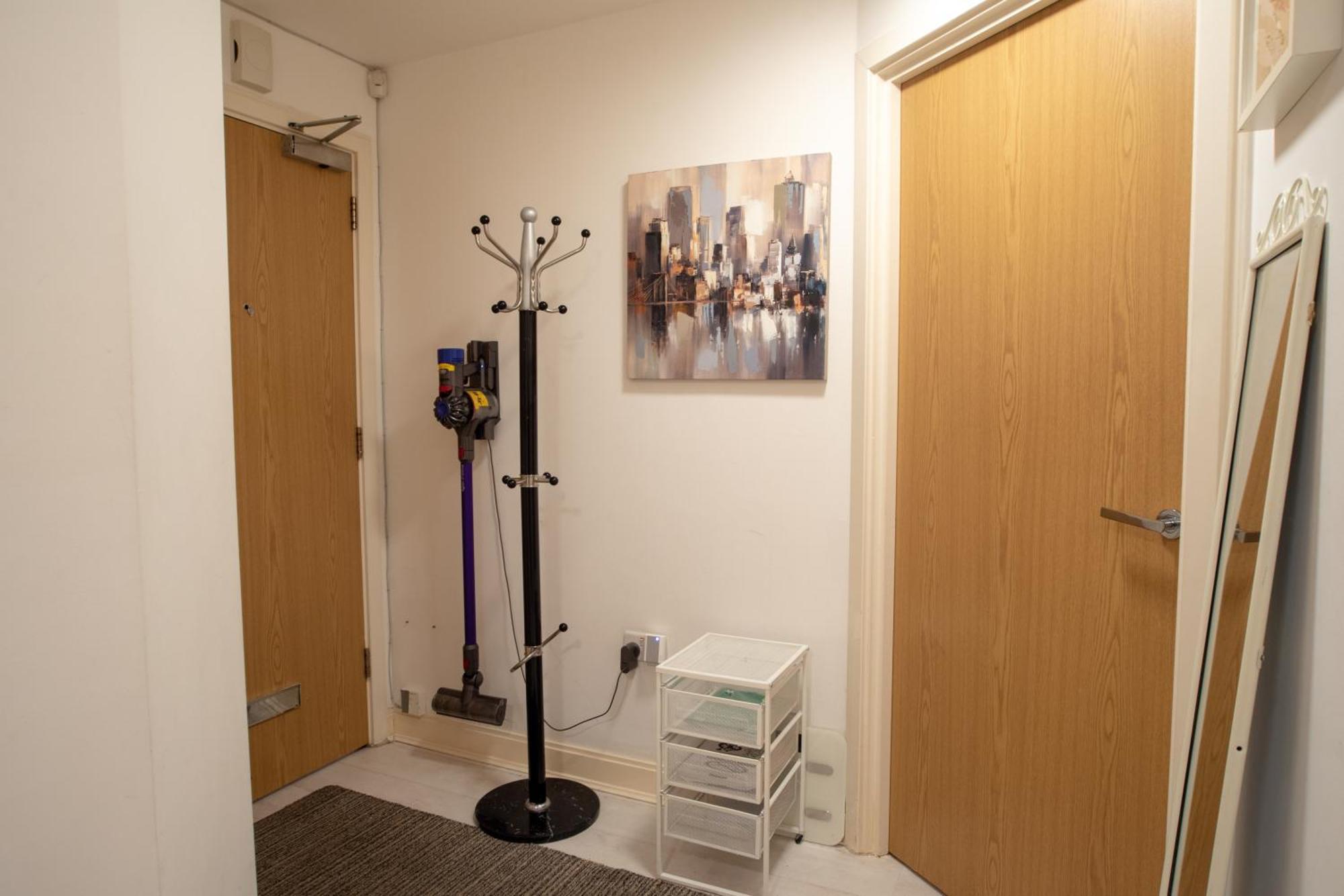 Two-Bedroom Luxury Apartment With Workspace, Free Secure Parking & Coffee Birmingham Exteriör bild