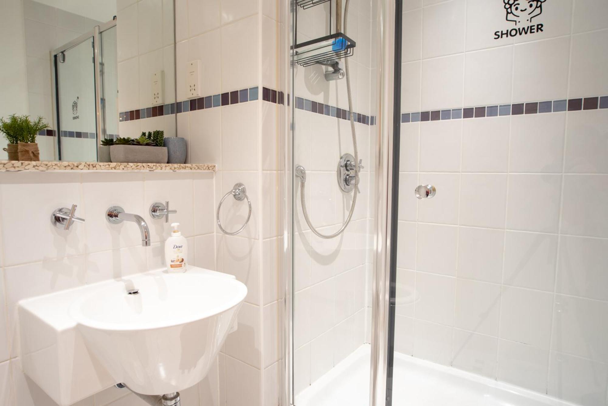 Two-Bedroom Luxury Apartment With Workspace, Free Secure Parking & Coffee Birmingham Exteriör bild