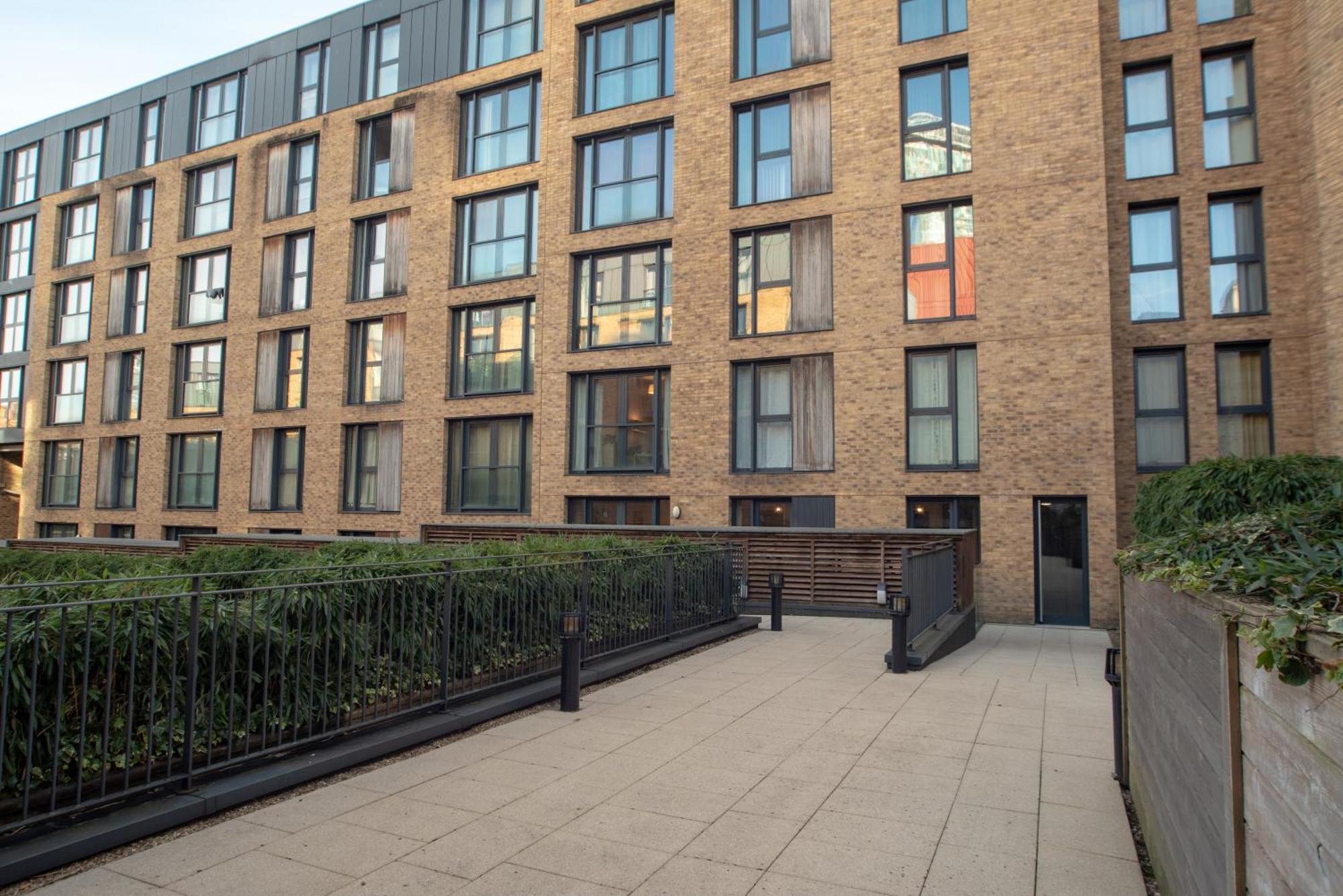 Two-Bedroom Luxury Apartment With Workspace, Free Secure Parking & Coffee Birmingham Exteriör bild