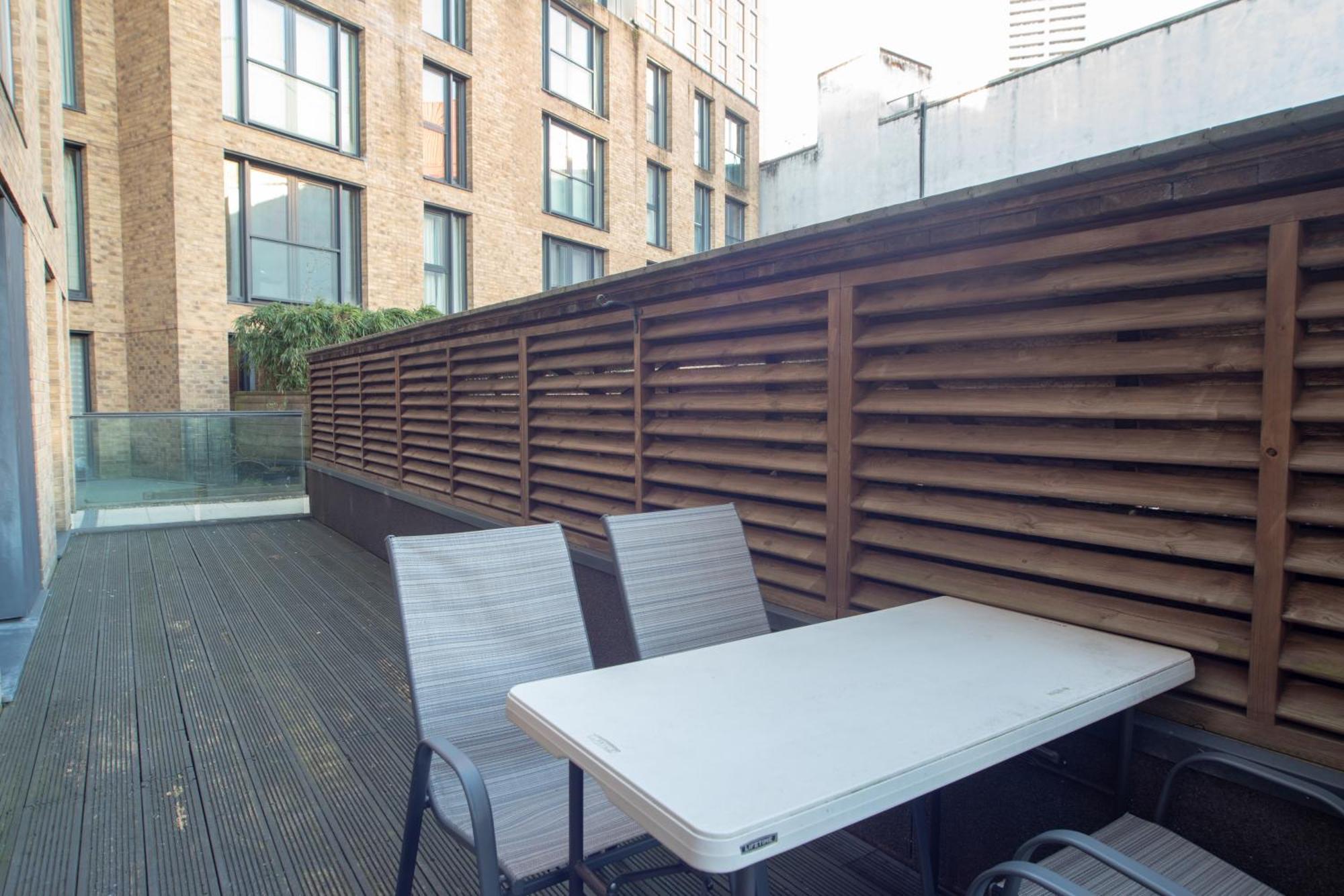 Two-Bedroom Luxury Apartment With Workspace, Free Secure Parking & Coffee Birmingham Exteriör bild