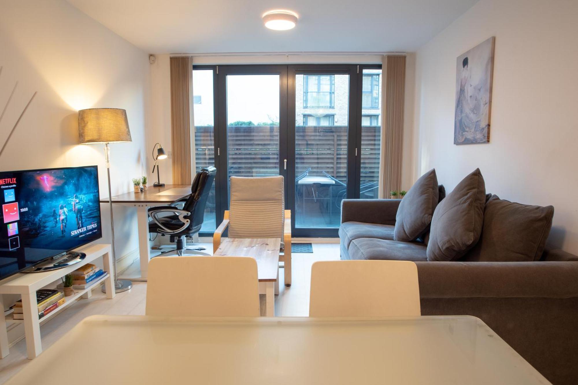 Two-Bedroom Luxury Apartment With Workspace, Free Secure Parking & Coffee Birmingham Exteriör bild