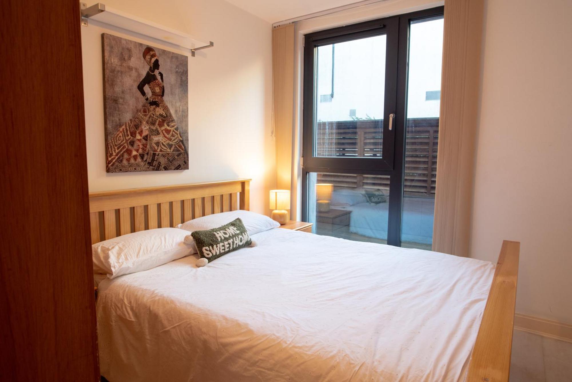 Two-Bedroom Luxury Apartment With Workspace, Free Secure Parking & Coffee Birmingham Exteriör bild