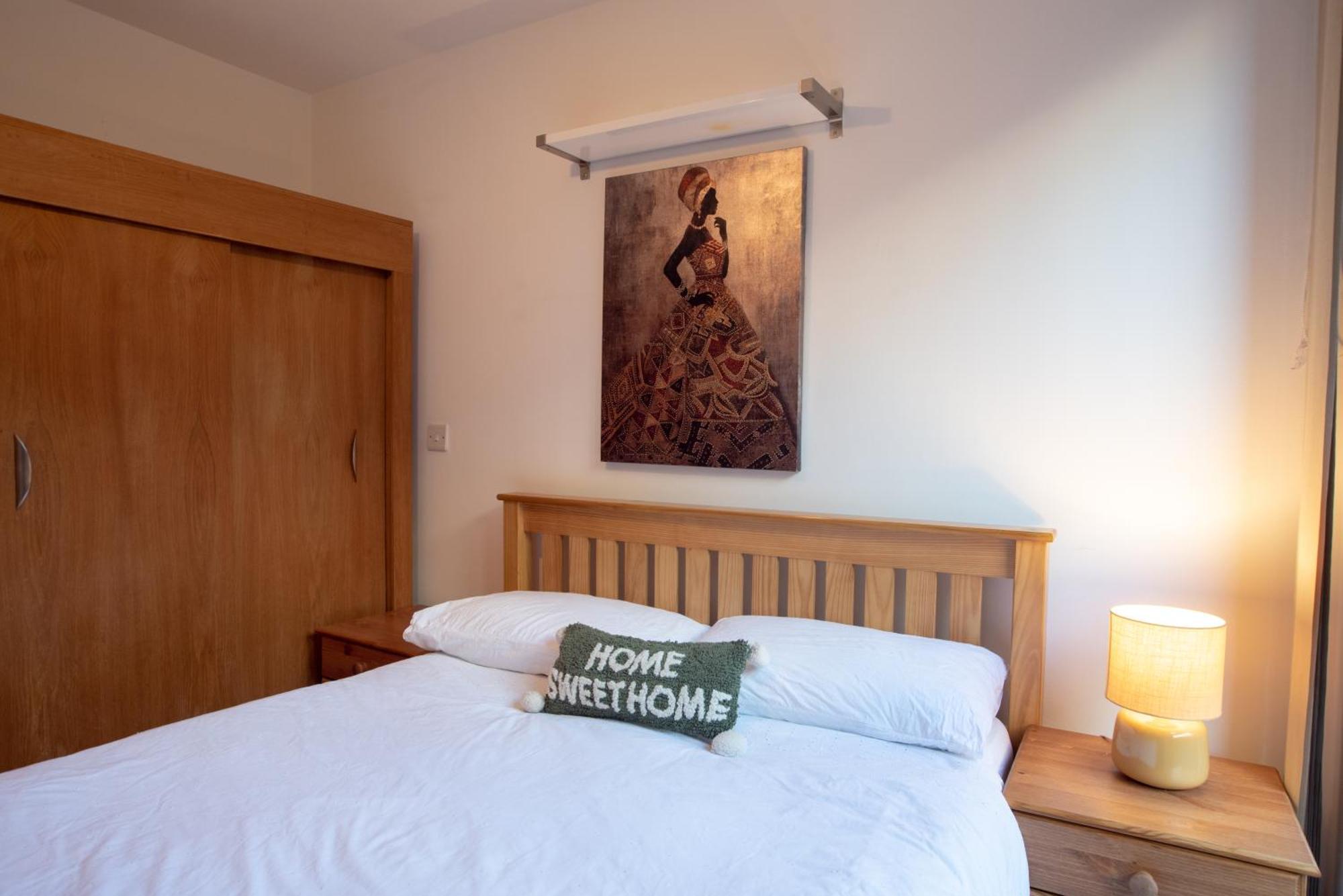 Two-Bedroom Luxury Apartment With Workspace, Free Secure Parking & Coffee Birmingham Exteriör bild