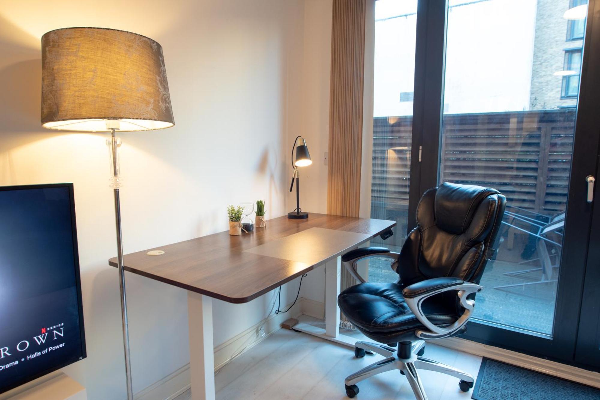 Two-Bedroom Luxury Apartment With Workspace, Free Secure Parking & Coffee Birmingham Exteriör bild