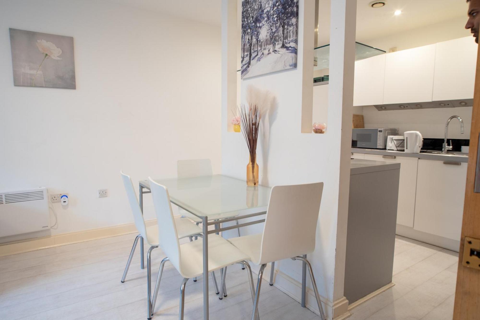 Two-Bedroom Luxury Apartment With Workspace, Free Secure Parking & Coffee Birmingham Exteriör bild