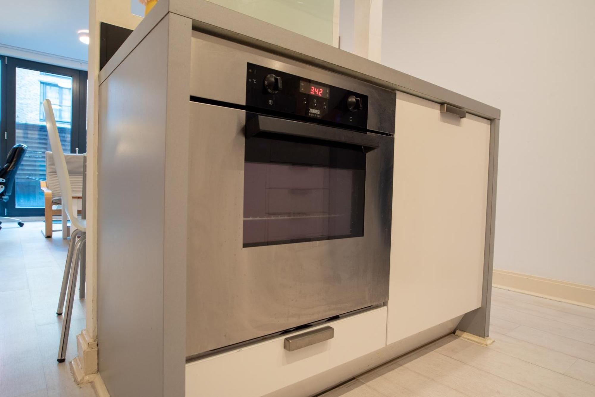 Two-Bedroom Luxury Apartment With Workspace, Free Secure Parking & Coffee Birmingham Exteriör bild