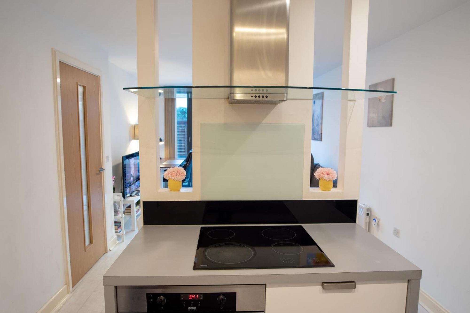 Two-Bedroom Luxury Apartment With Workspace, Free Secure Parking & Coffee Birmingham Exteriör bild