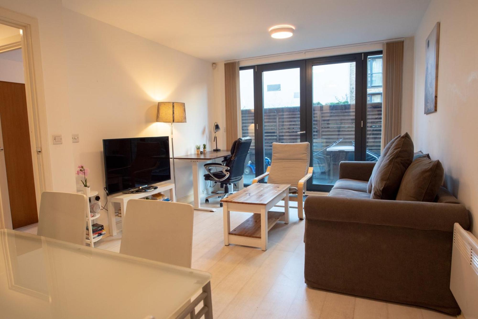 Two-Bedroom Luxury Apartment With Workspace, Free Secure Parking & Coffee Birmingham Exteriör bild