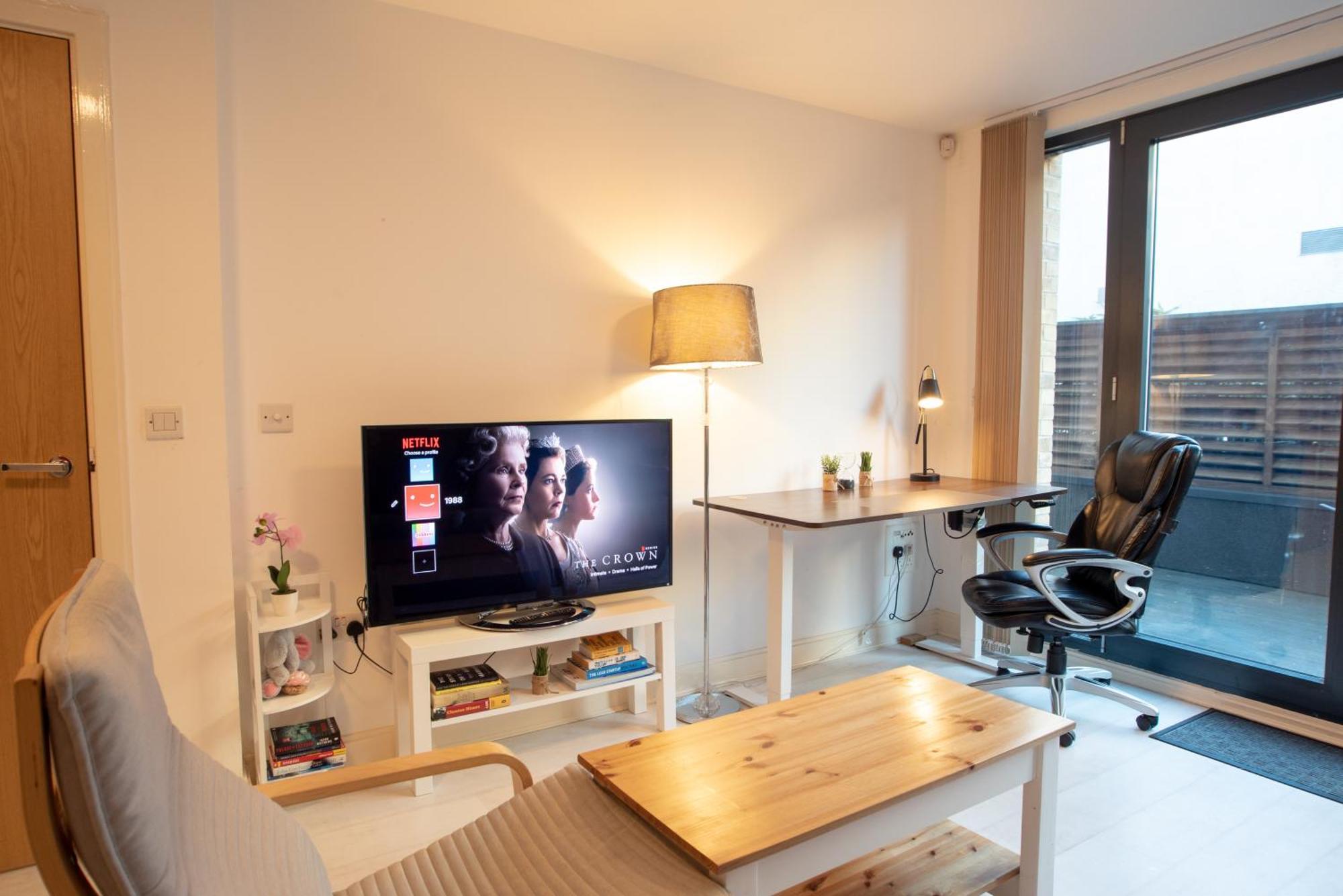 Two-Bedroom Luxury Apartment With Workspace, Free Secure Parking & Coffee Birmingham Exteriör bild