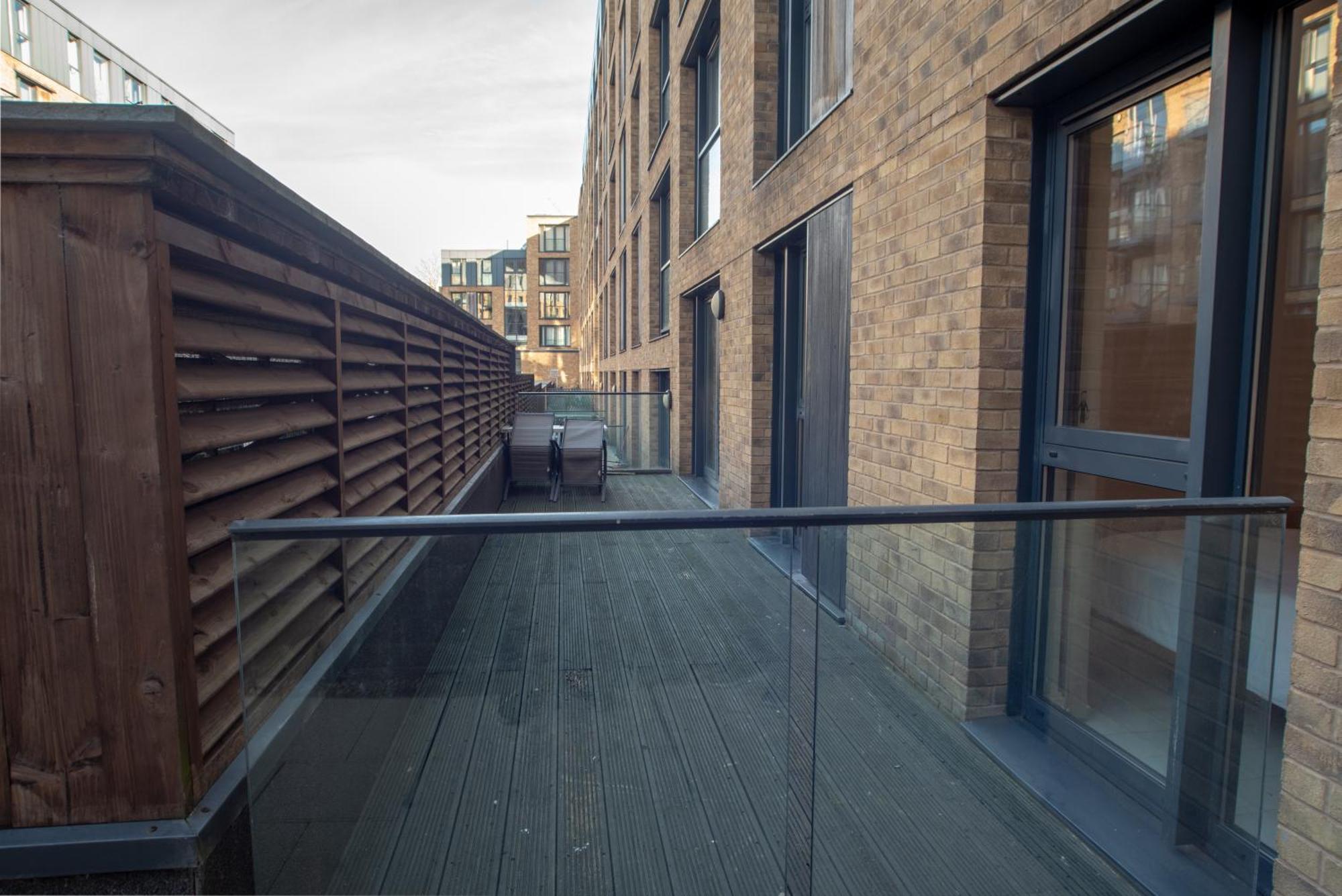 Two-Bedroom Luxury Apartment With Workspace, Free Secure Parking & Coffee Birmingham Exteriör bild