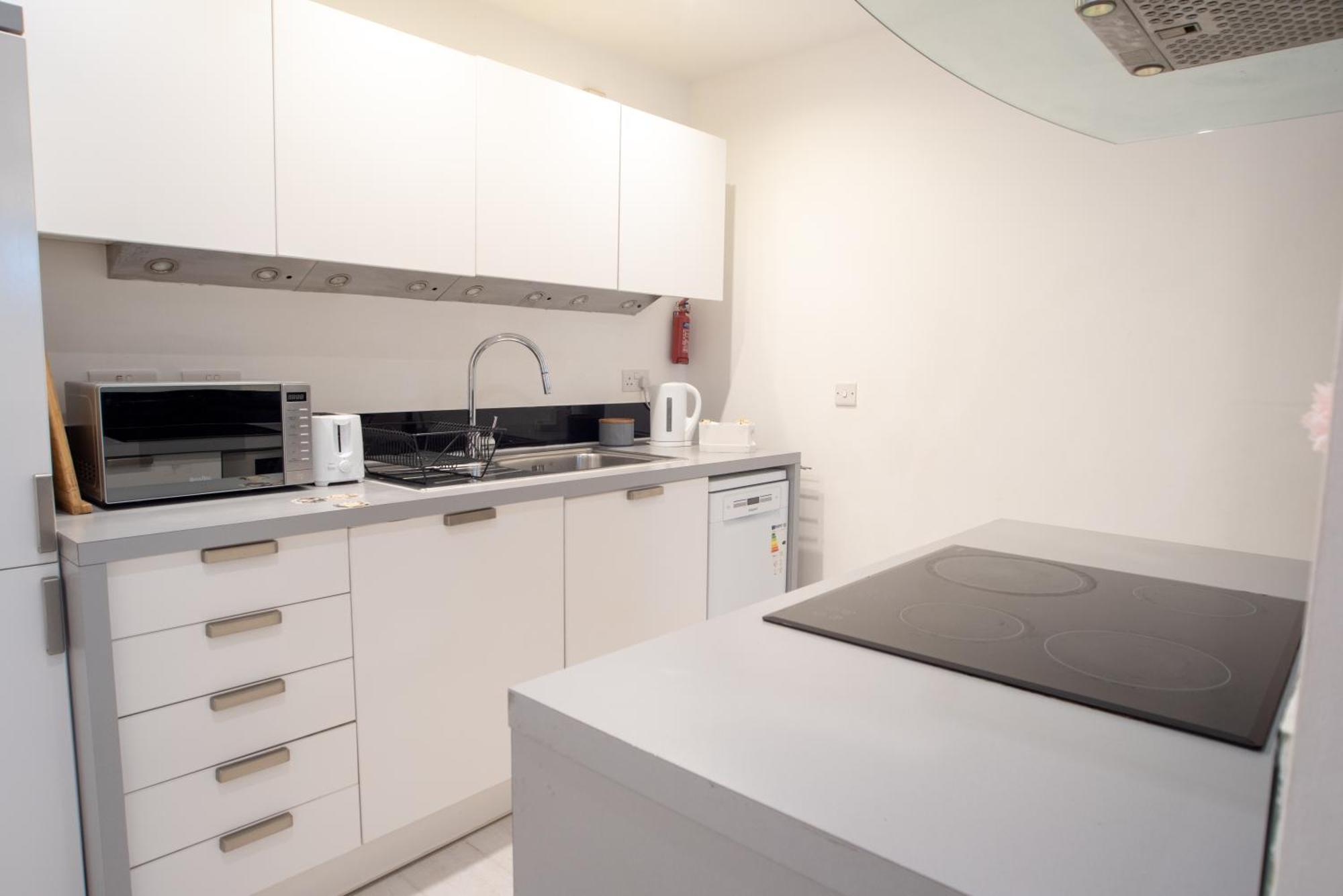 Two-Bedroom Luxury Apartment With Workspace, Free Secure Parking & Coffee Birmingham Exteriör bild