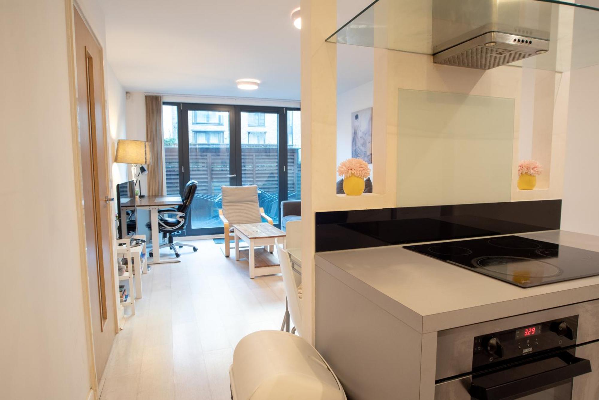 Two-Bedroom Luxury Apartment With Workspace, Free Secure Parking & Coffee Birmingham Exteriör bild