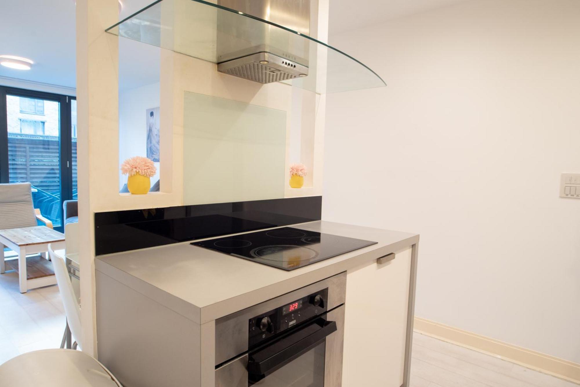 Two-Bedroom Luxury Apartment With Workspace, Free Secure Parking & Coffee Birmingham Exteriör bild