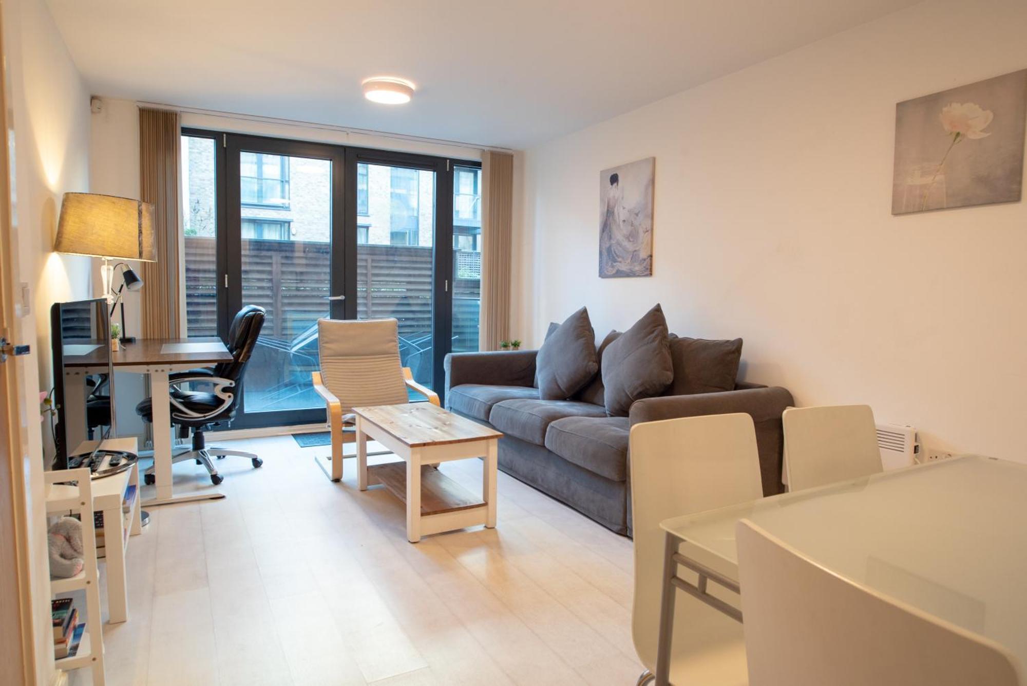Two-Bedroom Luxury Apartment With Workspace, Free Secure Parking & Coffee Birmingham Exteriör bild
