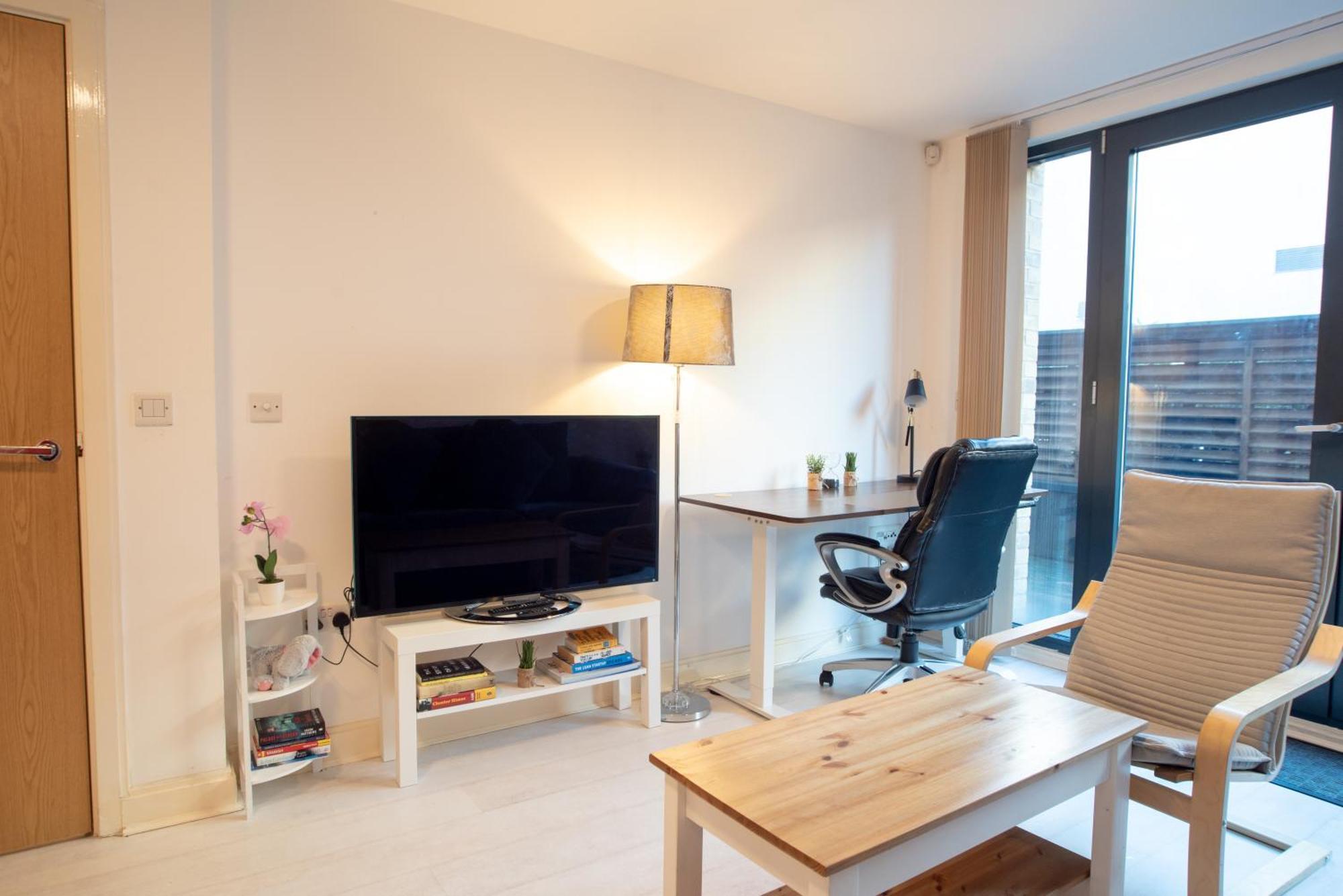 Two-Bedroom Luxury Apartment With Workspace, Free Secure Parking & Coffee Birmingham Exteriör bild