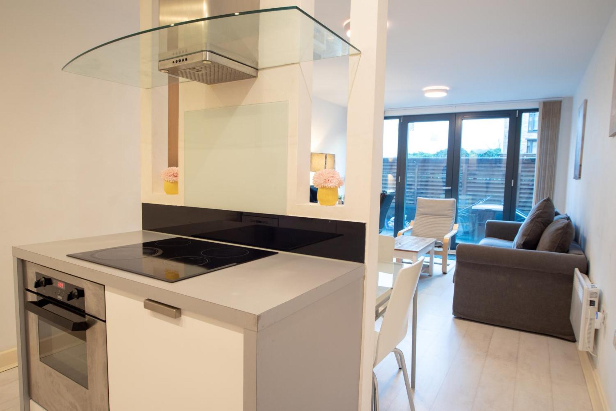 Two-Bedroom Luxury Apartment With Workspace, Free Secure Parking & Coffee Birmingham Exteriör bild