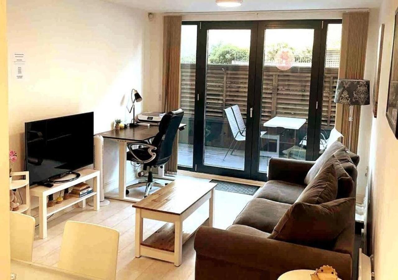 Two-Bedroom Luxury Apartment With Workspace, Free Secure Parking & Coffee Birmingham Exteriör bild